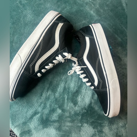 Vans Men's Classic Black and White Sneakers - Picture 4 of 6
